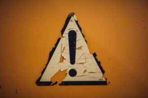 Schild mit Ausrufezeichen