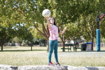 Mädchen spielt mit Ball